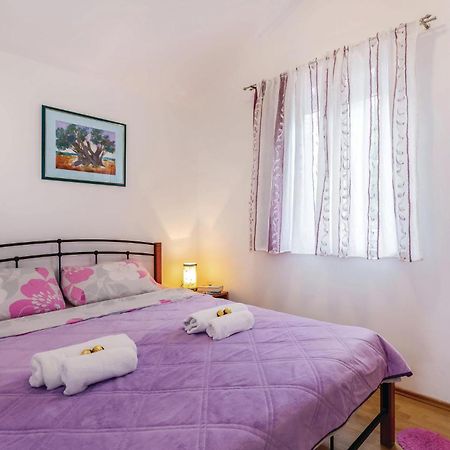 1 Bedroom Stunning Apartment In Bakarac Ngoại thất bức ảnh