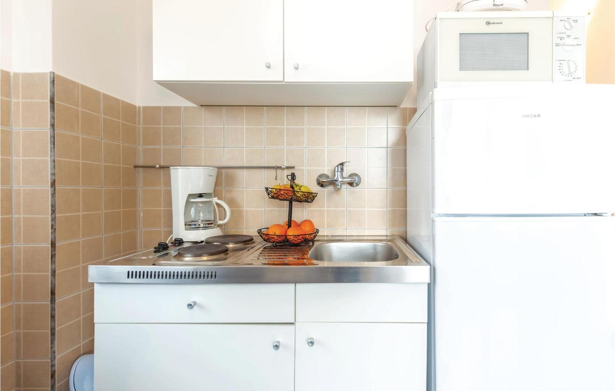 1 Bedroom Stunning Apartment In Bakarac Ngoại thất bức ảnh