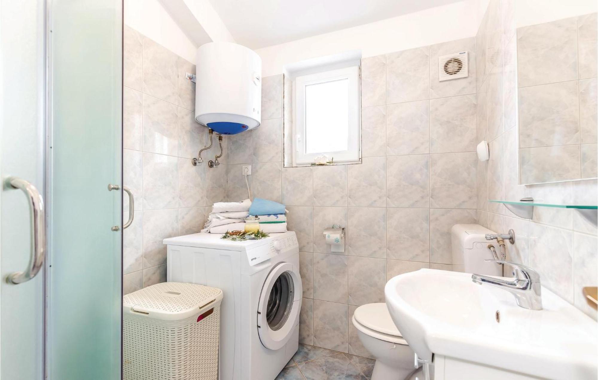 1 Bedroom Stunning Apartment In Bakarac Ngoại thất bức ảnh