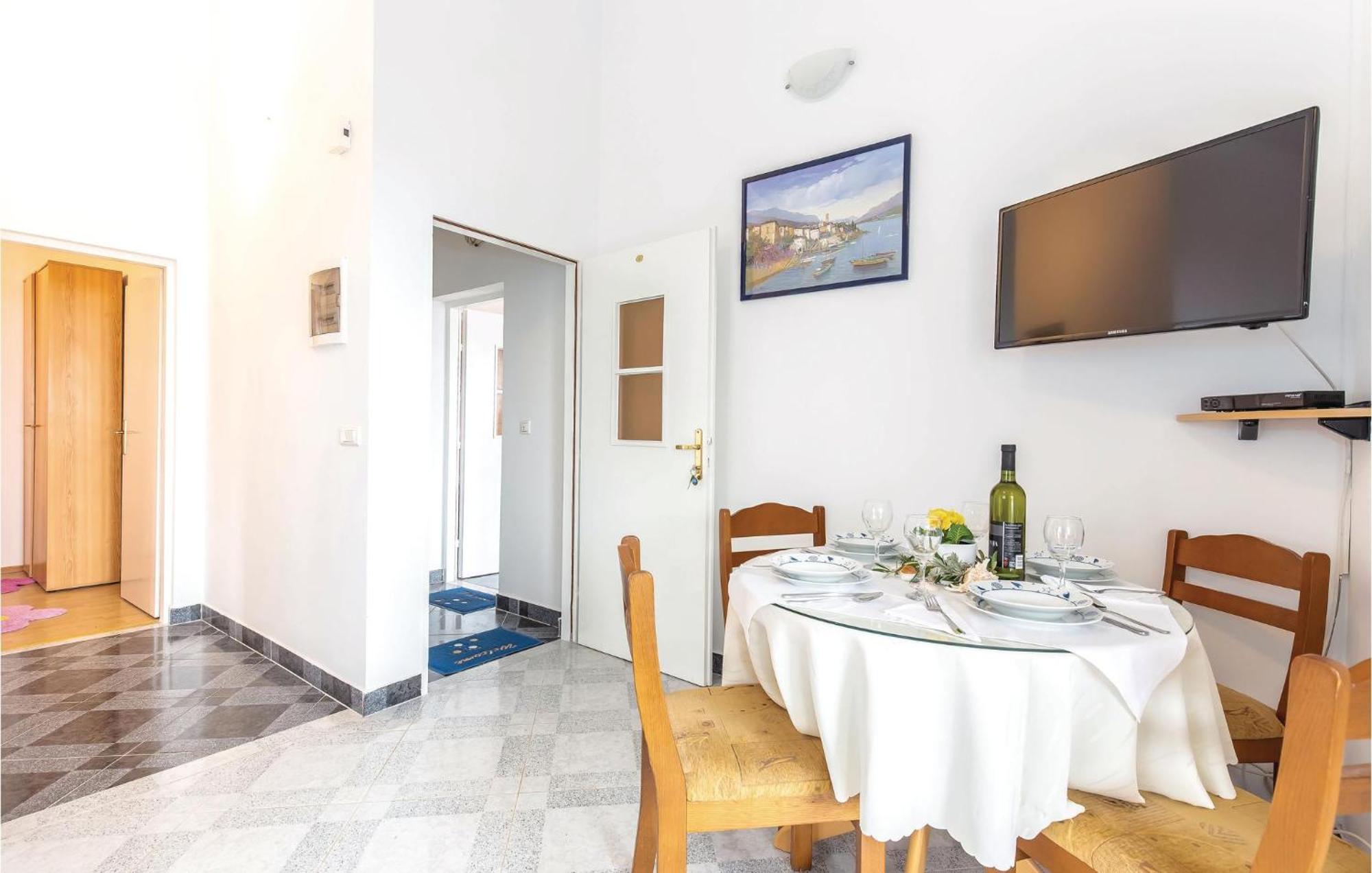 1 Bedroom Stunning Apartment In Bakarac Ngoại thất bức ảnh